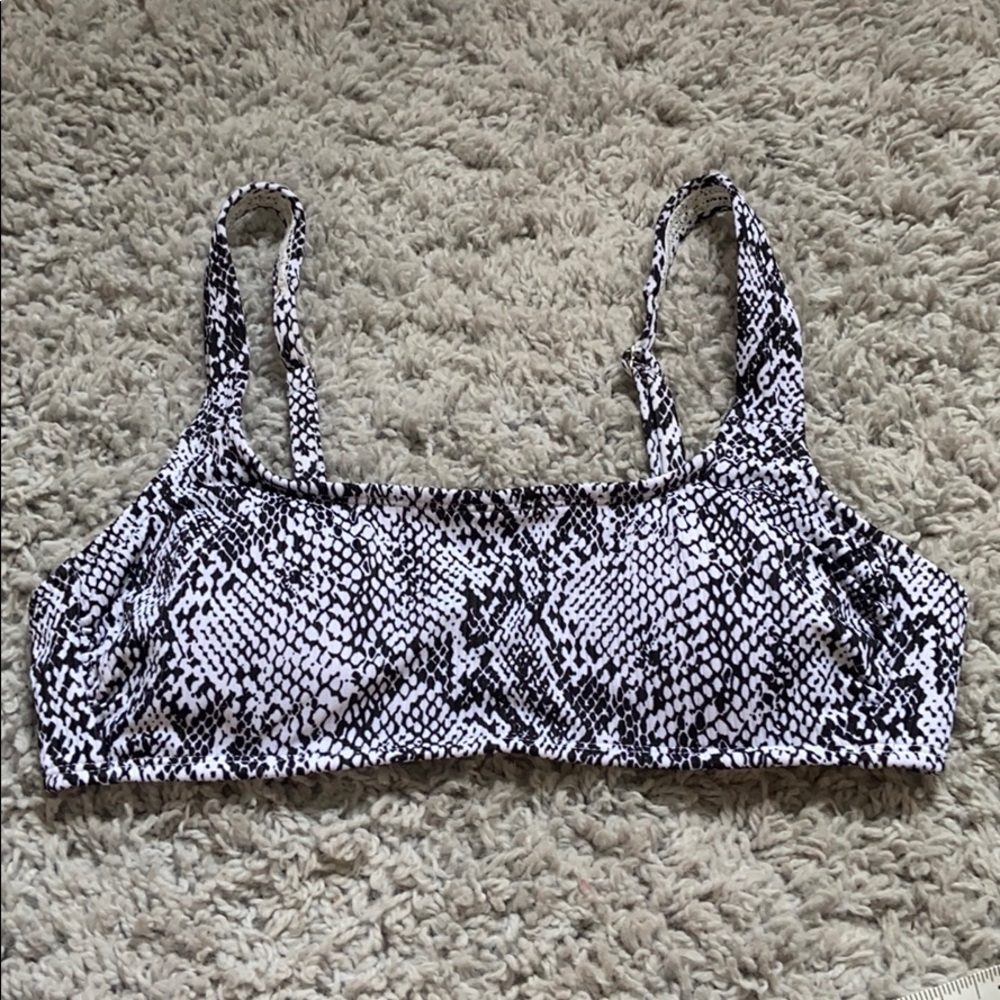 Black and white print bathing suit top